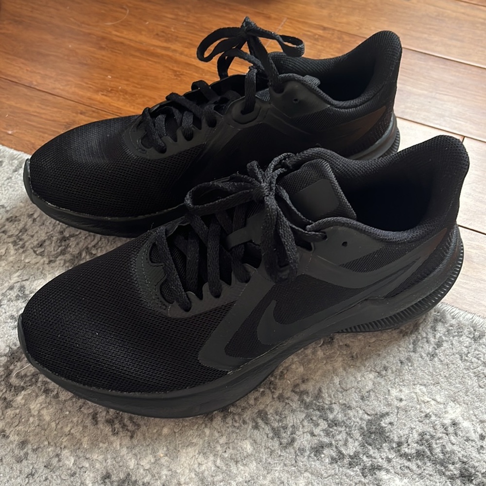 NIKE WOMENS DOWNSHIFTER 10 RUNNING SHOE - BLACK